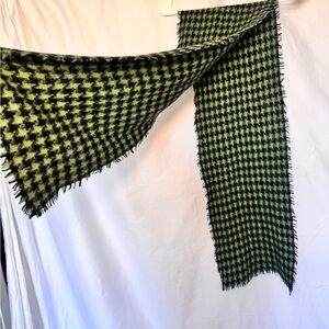 Bajra 100% Cashmere Black and Green Houndstooth Scarf